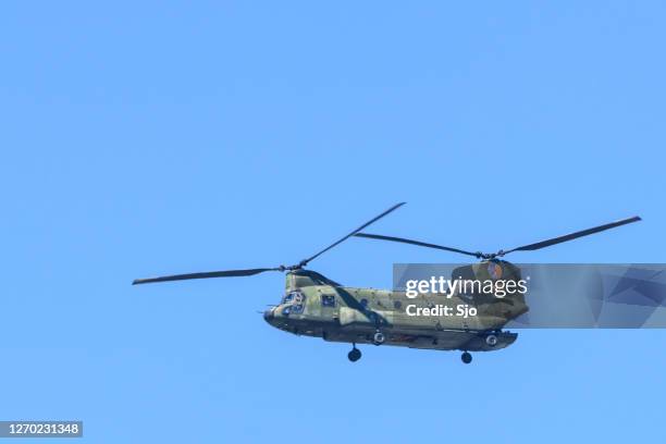 boeing ch-47 chinook helicóptero de transporte da força aérea real holandesa em voo - ch 47 chinook - fotografias e filmes do acervo