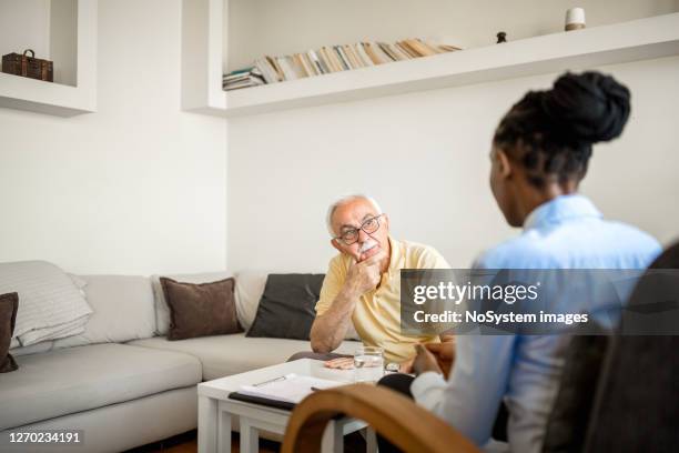 terapia de salud mental para hombres de la tercera edad en casa - assisted living fotografías e imágenes de stock