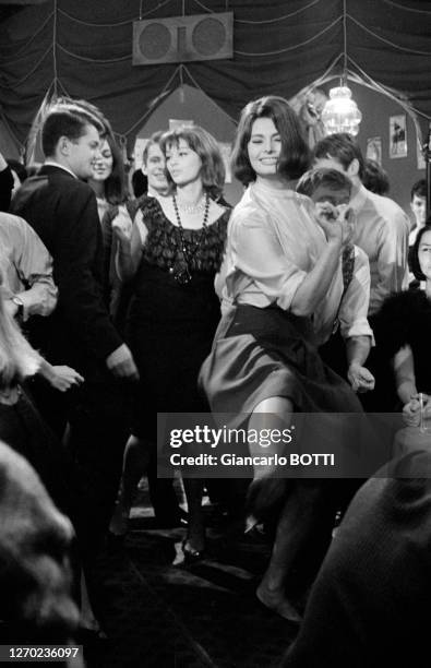 Sophia Loren lors du tournage du film 'Le couteau dans la plaie' réalisé par Anatole Litvak à Paris en 1961, France