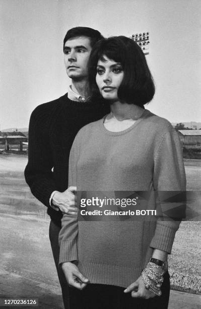 Sophia Loren et Anthony Perkins lors du tournage du film 'Le couteau dans la plaie' réalisé par Anatole Litvak à Paris en 1961, France