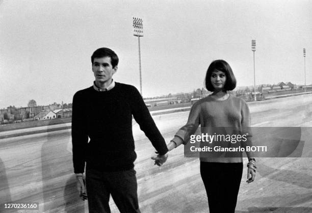 Sophia Loren et Anthony Perkins lors du tournage du film 'Le couteau dans la plaie' réalisé par Anatole Litvak à Paris en 1961, France