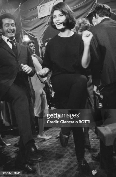 Sophia Loren lors du tournage du film 'Le couteau dans la plaie' réalisé par Anatole Litvak à Paris en 1961, France