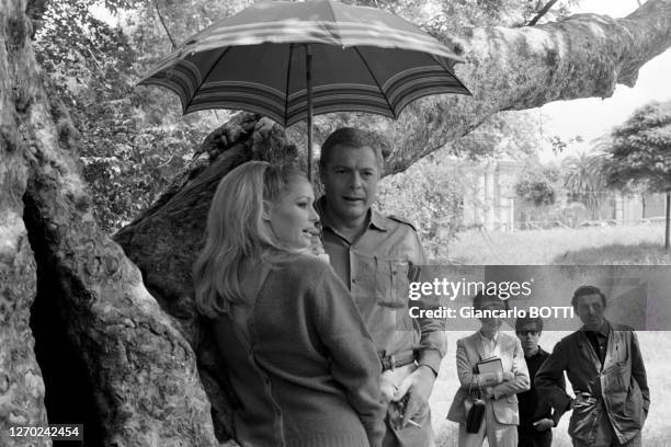 Ursula Andress et Marcello Mastroianni lors du tournage du film 'La Dixième Victime' à Rome en 1965, Italie