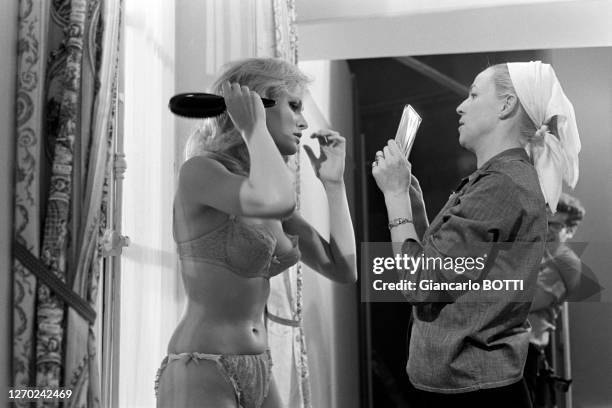 Ursula Andress lors du tournage du film 'Quoi de neuf, Pussycat?' réalisé par Clive Donner à Paris en octobre 1964, France