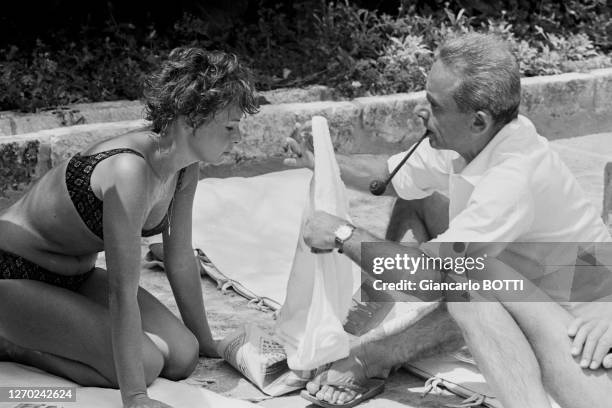 Le réalisateur Henri-Georges Clouzot et sa femme Françoise Arnoul à la Colombe d'or à Saint-Paul-de-Vence en 1963, France