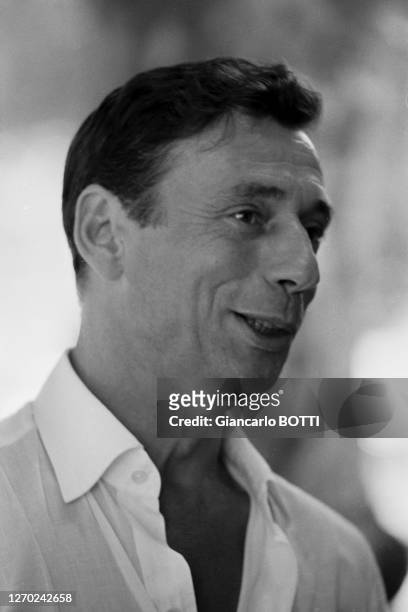 Yves Montand à la Colombe d'or à Saint-Paul-de-Vence en 1962, France
