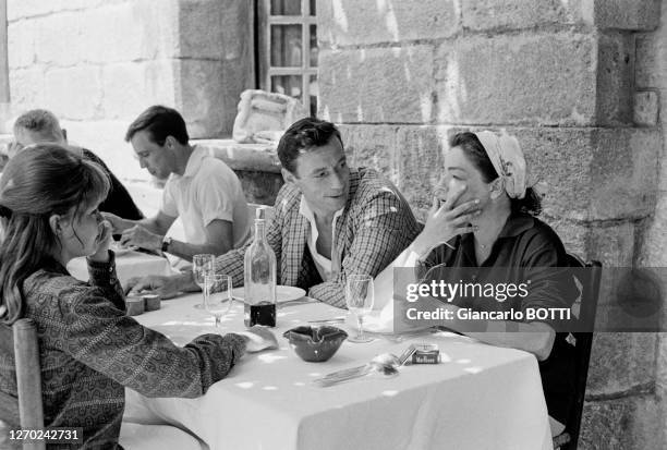 Yves Montand et Simone Signoret avec sa fille Catherine Allégret à la Colombe d'or à Saint-Paul-de-Vence en 1962, France