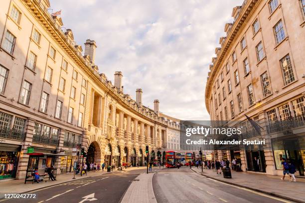 regent street on a sunny day, london, uk - picadilly imagens e fotografias de stock