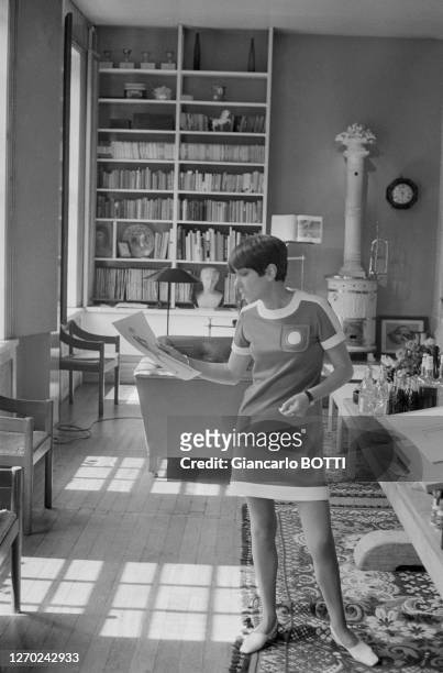 Mary Quant, créatrice de la mini jupe, chez elle à Londres en juin 1966, Royaume-Uni