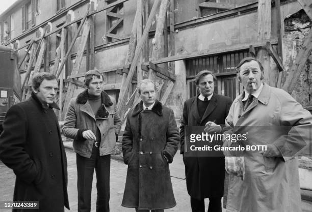 Jean-Louis Trintignant, Michel Bouquet, Bruno Cremer et Philippe Noiret en compagnie du réalisateur Yves Boisset lors du tournage du film...
