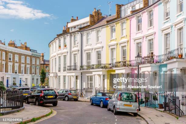 multi-colored townhouses in primrose hill, london, uk - 康登 內倫敦 個照片及圖片檔