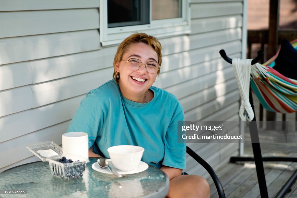 Desayuno al aire libre para mujer milenaria en el campo.