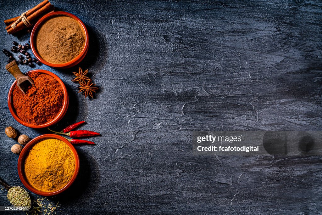 Indische Gewürze Hintergrund: Zimtpulver, Paprika und Kurkuma