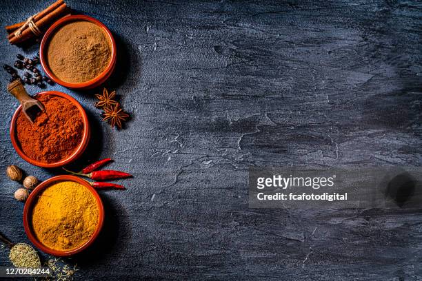 indiska kryddor bakgrund: kanel pulver, paprika och gurkmeja - indian spices bildbanksfoton och bilder