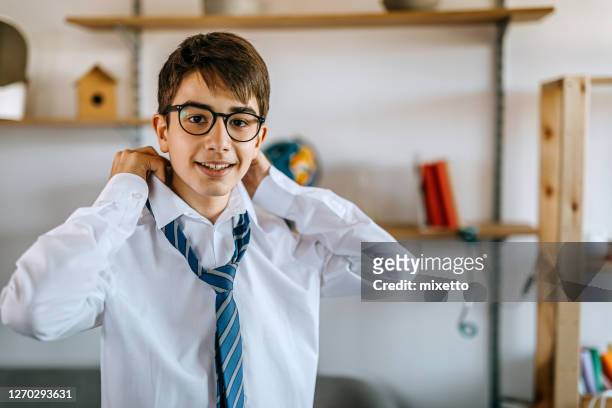 boy getting ready for school - calçada imagens e fotografias de stock