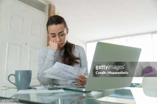 kvinna som betalar sina elräkningar på nätet och ser orolig - financial crisis bildbanksfoton och bilder