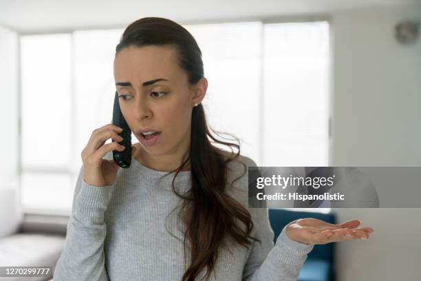 kvinna hemma argumenterar i telefon - klaga bildbanksfoton och bilder