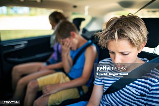 niños en viaje por carretera no se sienten bien - nausea fotografías e imágenes de stock