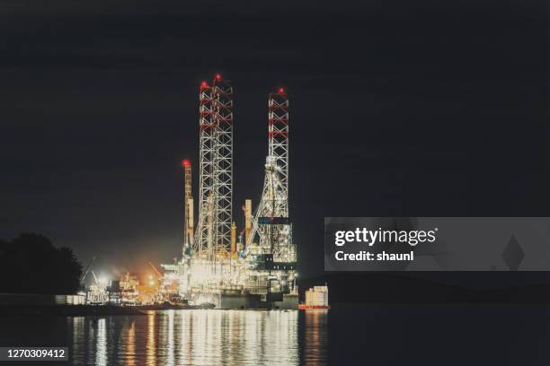 Service Rigs Night Offshore Oil Rig Night Photos and Premium High Res Pictures - Getty Images