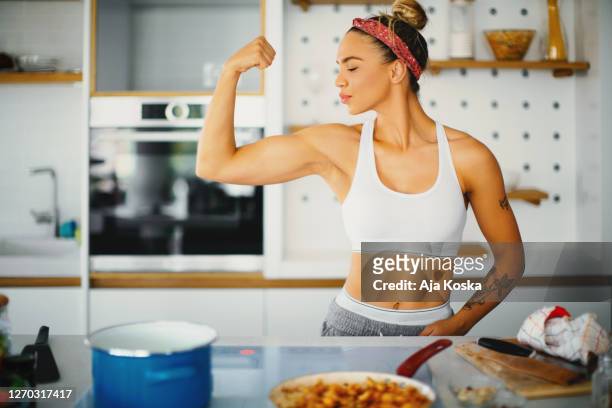 la nutrición es tan importante como el ejercicio. - mujeres musculosas fotografías e imágenes de stock