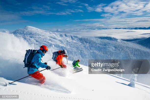 esquí grupal - british columbia fotografías e imágenes de stock