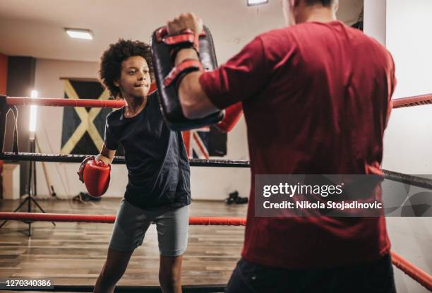 de coach en het meisje zijn boksen - kids boxing stockfoto's en -beelden