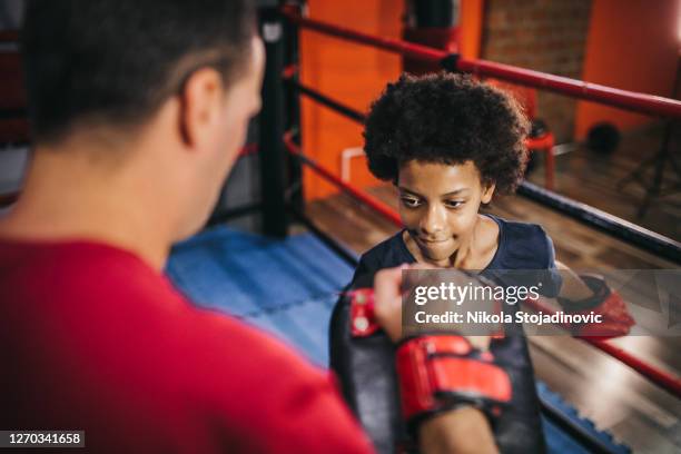 teenage kämpfer mädchen und trainer in einem öffentlichen fitness-studio - boxing coach stock-fotos und bilder