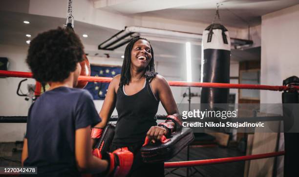 la mère enseigne à sa fille la boxe - boxning sport photos et images de collection