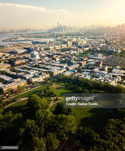 vista aérea do parque sunset no brooklyn e no centro de manhattan - borough district type - fotografias e filmes do acervo