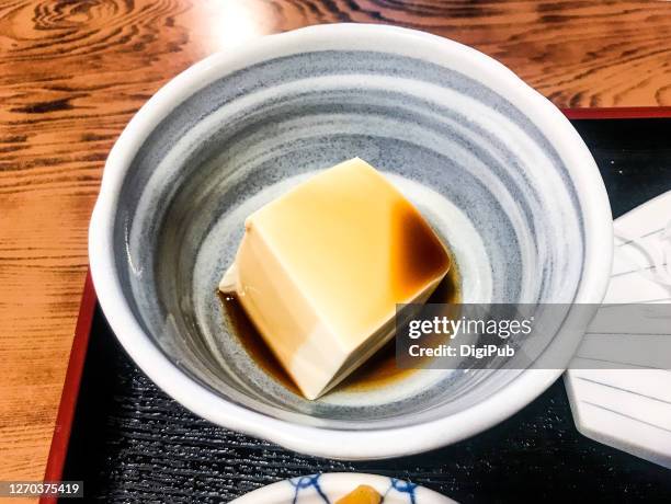 tofu and soy sauce appetizer - hiyayakko fotografías e imágenes de stock