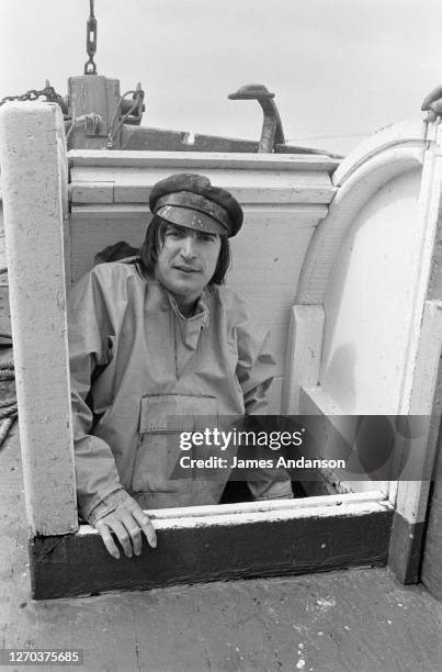 Le chanteur français Serge Lama en ballade dans un bateau pendant ses vacances en Bretagne.