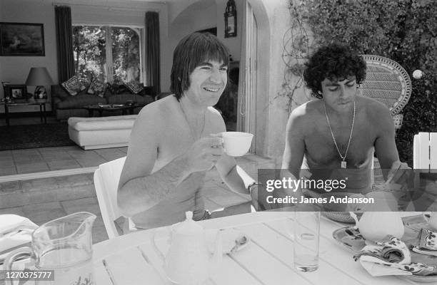 Le chanteur Enrico Macias invite son ami, Serge Lama dans sa villa "Les Acacias" à Saint Tropez.