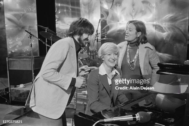 Le chanteur français Serge Lama avec l'actrice française Annie Girardot et la chanteuse française Alice Dona dans l'émission Télé-Dimanche présentée...