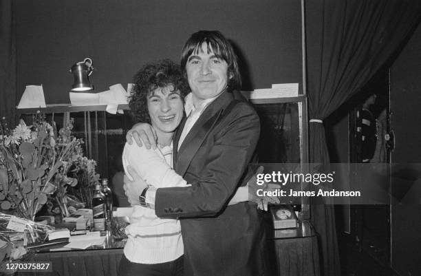 La chanteuse Marie-Paule Belle dans sa loge à l'Olympia avec le chanteur Serge Lama.