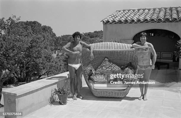 Le chanteur Enrico Macias invite son ami, Serge Lama dans sa villa "Les Acacias" à Saint Tropez.