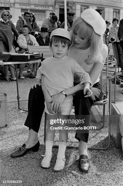 Catherine Deneuve et son fils Christian lors du tournage du film 'Les Demoiselles de Rochefort' réalisé par Jacques Demy à Rochefort en juillet 1966,...