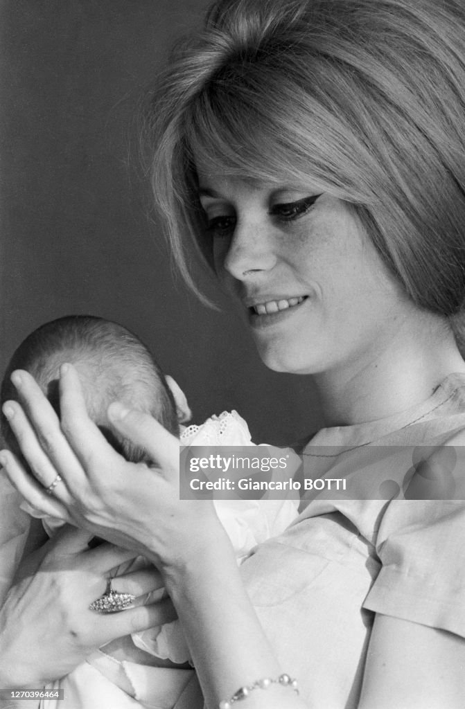 Catherine Deneuve peu après la naissance de son fils Christian à