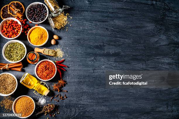 cozinhando e temperando temperos fundo. copiar espaço - condimento tempero - fotografias e filmes do acervo