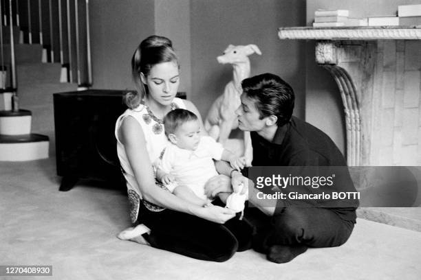 Alain Delon en compagnie de sa femme Nathalie et de leur fils Anthony dans leur maison de campagne en 1965, France