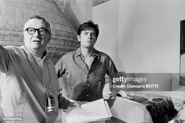 Alain Delon et le réalisateur Julien Duvivier lors du tournage de son dernier film 'Diaboliquement vôtre' en aout 1967, France