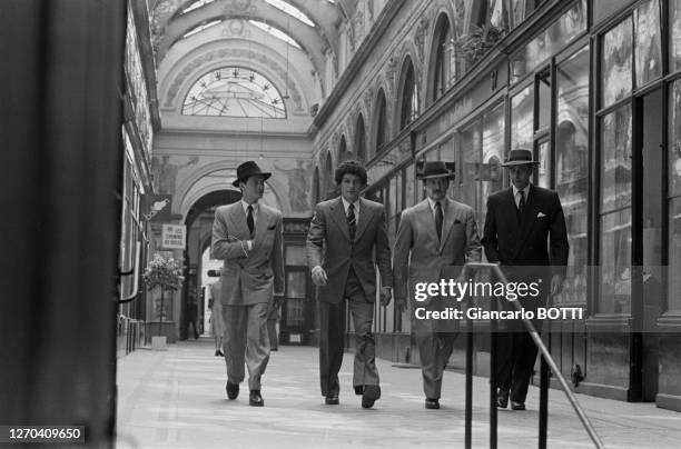 Alain Delon avec Xavier Depraz, Adalberto Maria Merli et Xavier Depraz lors du tournage du film 'Le Gang' réalisé par Jacques Deray à Paris en 1976,...