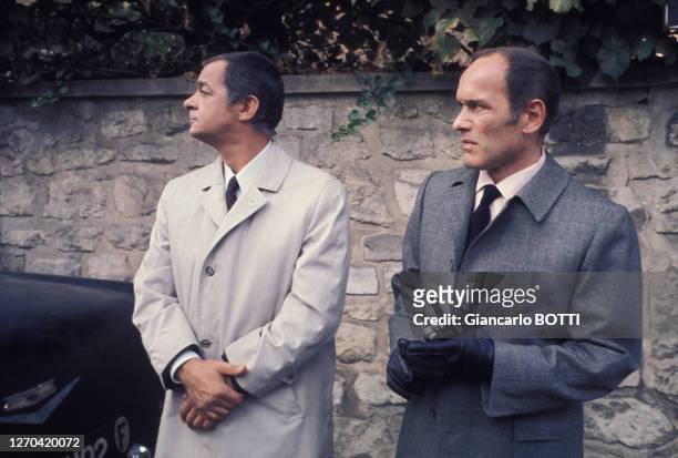 Serge Reggiani et Marcel Bozzuffi sur le tournage du film 'Comptes à rebours' de Roger Pigaut en 1970, France.