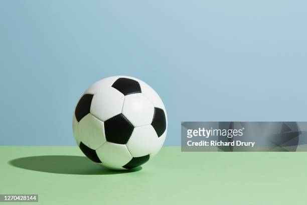 a soccer ball - fußball spielball stock-fotos und bilder