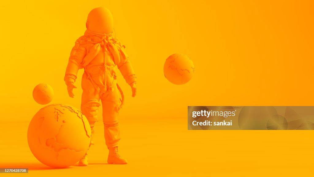 Konzept stereoskopisches Bild. Niedrige Poly Erde und Astronautenmodell isoliert auf orangefarbenem Hintergrund.