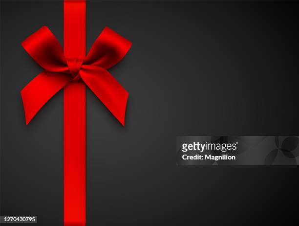 illustrazioni stock, clip art, cartoni animati e icone di tendenza di fiocco regalo rosso con nastro su sfondo nero - regalo