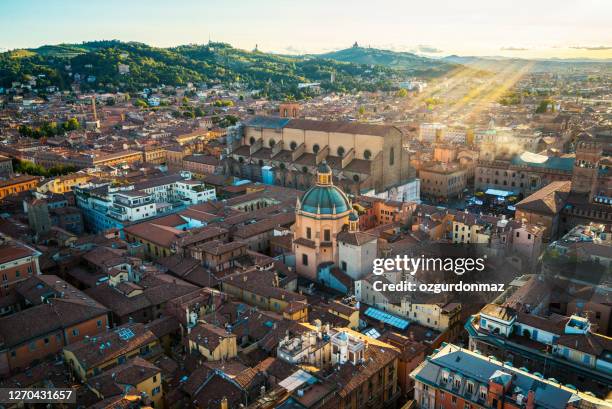 ボローニャの空中写真、有名な「アシネッリ」タワー、ボローニャ、イタリアから撮影された画像 - bologna スト��ックフォトと画像