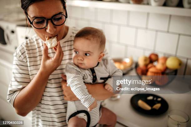 sie sind die süßesten - baby spielt mit essen stock-fotos und bilder