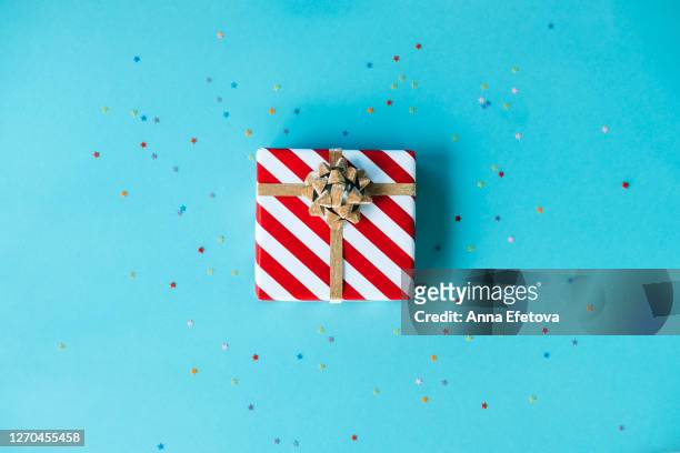 present box on blue background - gift lounge stock-fotos und bilder