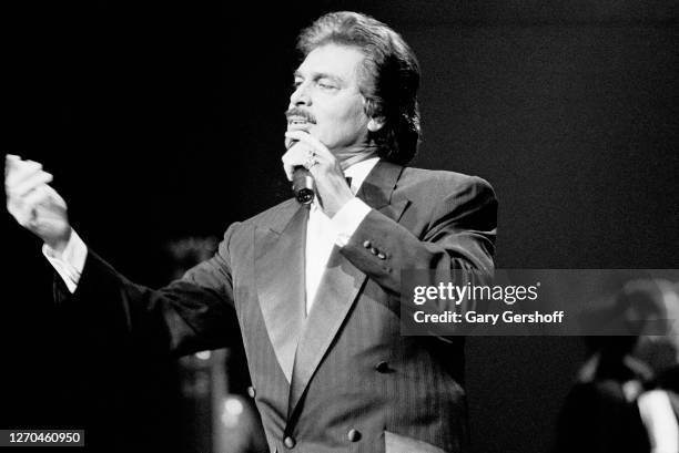 Engelbert Engelbert Humperdinck Photos and Premium High Res Pictures - Getty Images