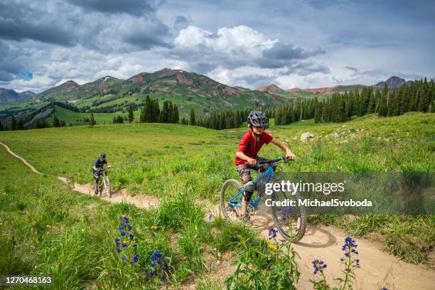 kids mountainbiken in amazing beauty - co stockfoto's en -beelden